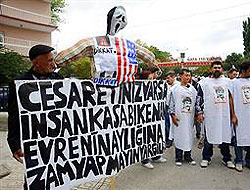 GATA önünde Kenan Evren protestosu