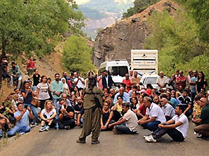 Dersim-Ovacık karayolu PKK’liler tarafından trafiğe kapatıldı