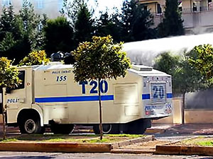 Silvan’da sokağa çıkma yasağını protesto edenlere su ve gaz