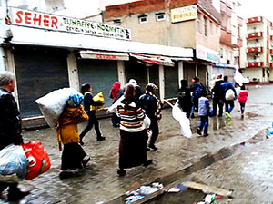 Bir kısım Halk Beyaz bayraklarla Cizre'yi terk ediyor