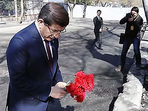 Davutoğlu, saldırının gerçekleştiği yere karanfil bıraktı