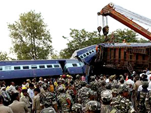 Hindistan'da tren faciası: 96 kişi hayatını kaybetti