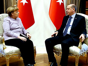 Merkel'den kuvvetler ayrılığı vurgusu