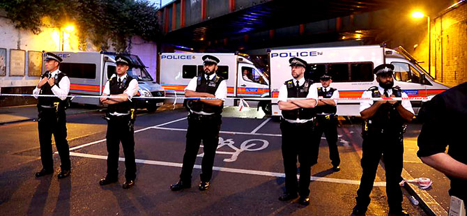 Londra’da camiden çıkanlara araçlı saldırı