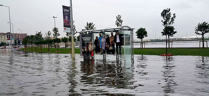 İstanbul yağmura teslim; trafik kilitlendi, araçlar mahsur kaldı