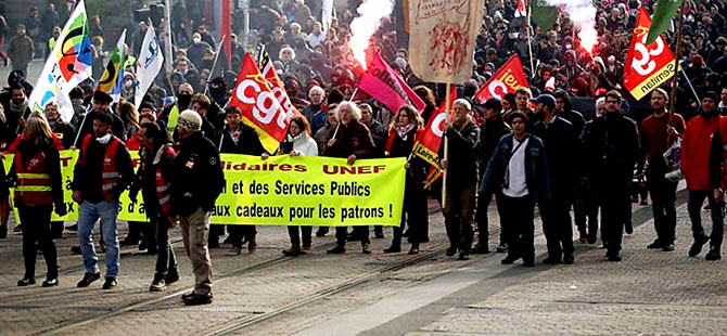 Paris'te on binler Macron'u protesto etti