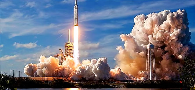 Dünyanın en güçlü roketi Falcon Heavy uzaya fırlatıldı