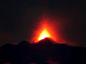 Etna Yanardağı lav püskürtmeye başladı