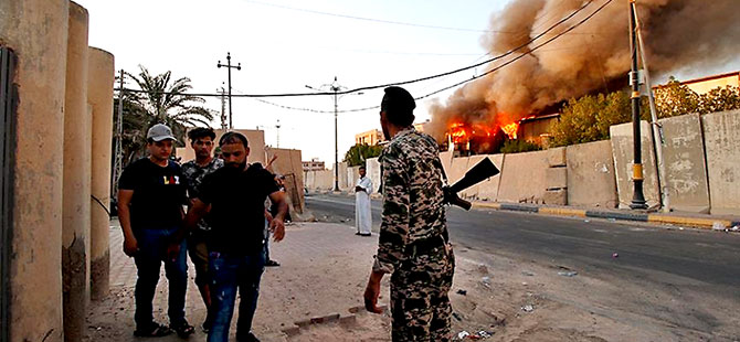 Basra'da İran başkonsolosluğu ateşe verildi