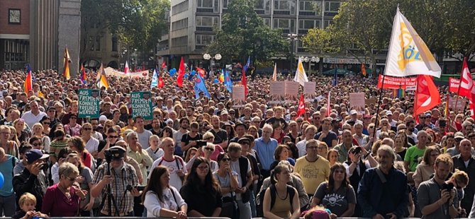 Almanya'da binlerce kişi ırkçılığa karşı yürüdü