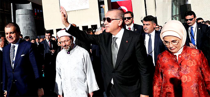 Erdoğan protestolar eşliğinde cami açtı