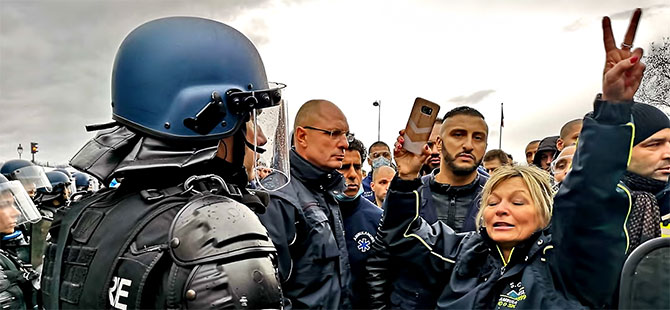 Fransa’da bu defa ambulans çalışanları protestoda