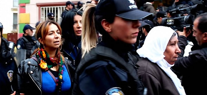 Diyarbakır'da polis HDP il binasına girdi: 25 kadın gözaltına alındı