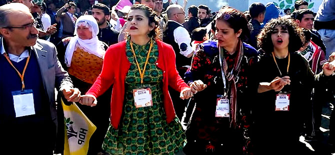 Lisa Çalan Diyarbakır Newroz'unda halay çekti