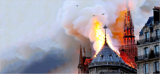 Notre Dame yangını: 850 yıllık katedralin kulesi ve çatısı çöktü