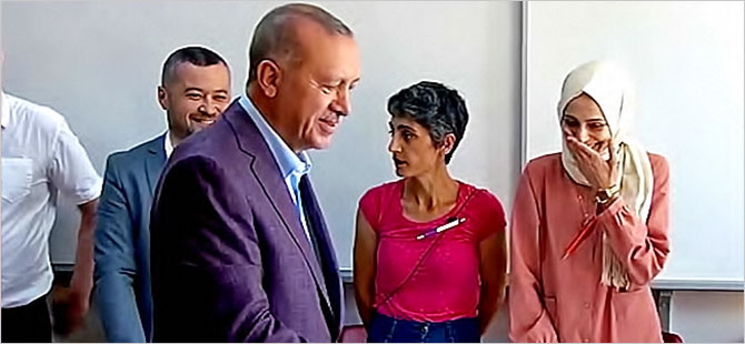 Erdoğan'a bakmayan sandık görevlisi: Aynı yöne bakamazdım