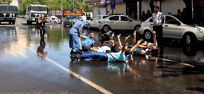 Diyarbakır'da kayyum protestosuna polis müdahalesi