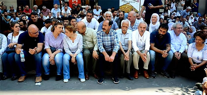 Diyarbakır’da kayyum protestosu sürüyor