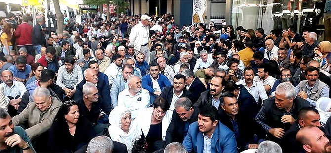 Diyarbakır’da HDP’lilerden kayyumlara karşı oturma eylemi