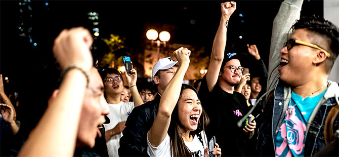 Hong Kong’da seçimleri protestocuları destekleyen adaylar kazandı