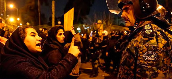 İran'da protestoculara karşı Devrim Muhafızları sokağa indi