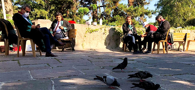 Baro başkanlarının Meclis önündeki nöbeti 4. gününde