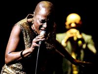 ABD'li Şarkıcı Sharon Jones yaşamını yitirdi