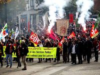 Paris'te on binler Macron'u protesto etti