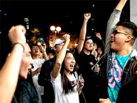 Hong Kong’da seçimleri protestocuları destekleyen adaylar kazandı