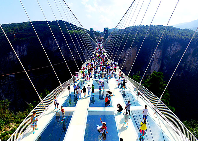 zhangjiajie-grand-canyon-glass-bridge-haim-dotan_dezeen_2364_ss_3.jpg